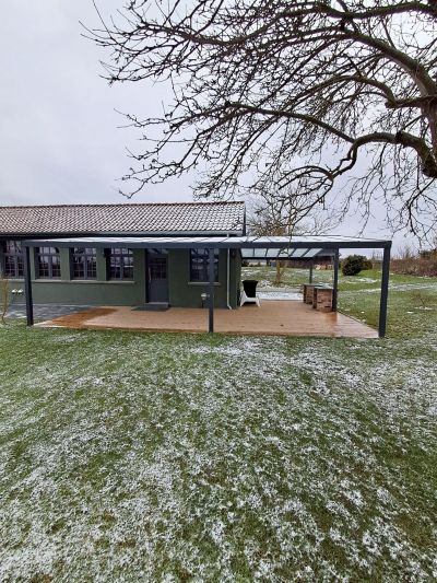 Terrassendach an Einfamilienhaus mit breiter Spannweite