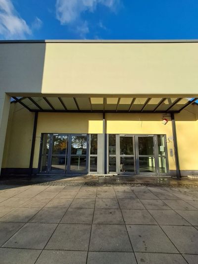 Terrassendach mit modernem Anschluss an die Hausfassade