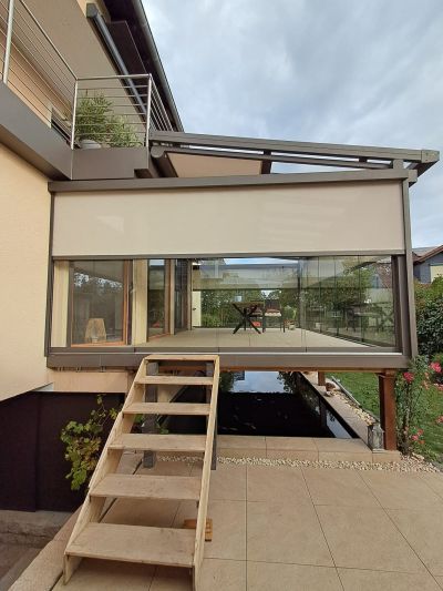 Sommergarten mit Windschutz und seitlicher Markise