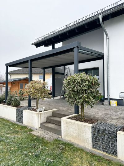 Überdachte Terrasse mit markise und mit modernem Terrassendach aus Aluminium