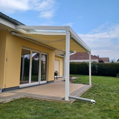 Terrassenüberdachung mit breitem Dachüberstand am Haus