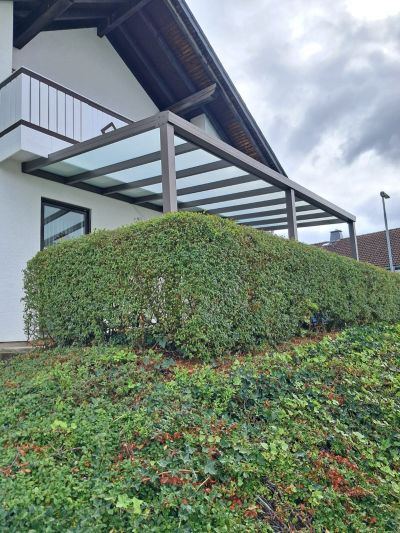 Terrassenüberdachung mit Schiebeelementen und Wetterschutz
