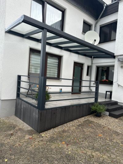 Überdachung mit klarer Glasfläche für viel Tageslicht