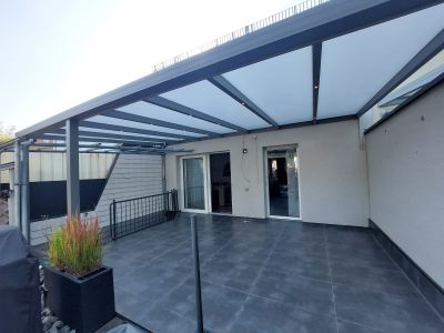 Terrassenüberdachung mit seitlicher Verglasung