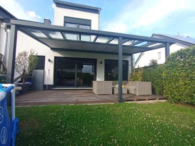 Unterglasmarkise ausgefahren unter Glasdach auf Terrasse