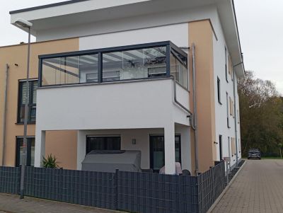 Lichtdurchfluteter Sommergarten mit seitlicher Verglasung