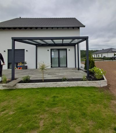 Terrassenüberdachung mit schlanken Profilen und Glasdach