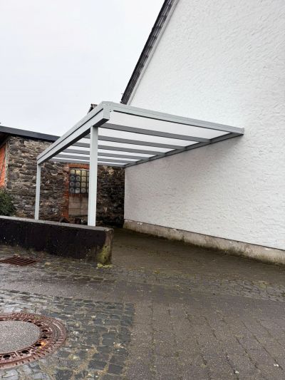 Terrassendach in weiß mit klarer Dachoptik