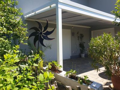 Terrassenüberdachung mit Unterglasmarkise hell