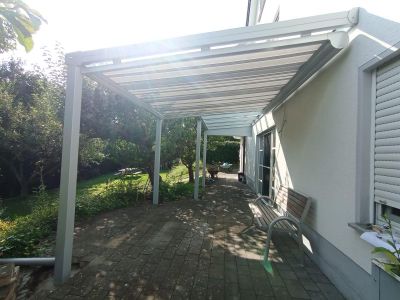 Unterglasmarkise sorgt für Schatten unter gläserner Überdachung