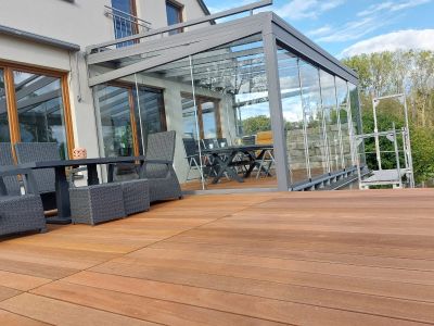 Verglaste Überdachung als zusätzlicher Raum im Außenbereich