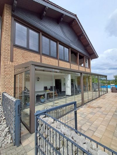 Sommergarten mit Schiebeelementen aus Glas und heller Atmosphäre