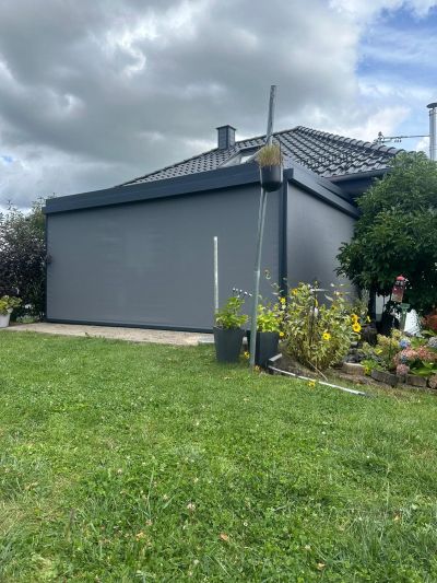 Seitenmarkise an Terrassenüberdachung in geschlossener Position