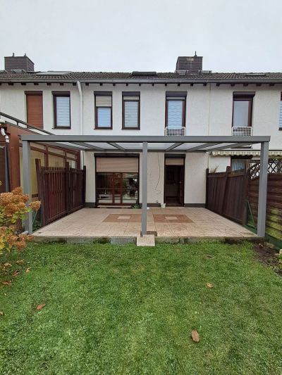 Terrassendach mit Polycarbonat und hellem, weichem Licht