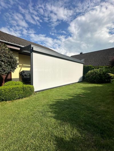 Seitlicher Textilschutz an Terrassenüberdachung