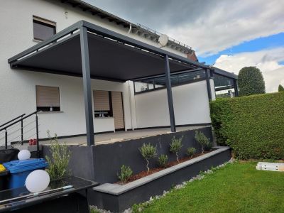 Unterglasmarkise unter Terrassendach in dunklem Markisentuch