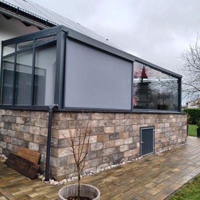 Seitenmarkise am Sommergarten für mehr Privatsphäre