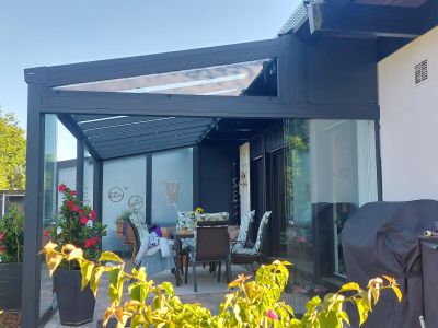 Geschlossene Terrassenlösung mit Schiebeelementen aus Glas