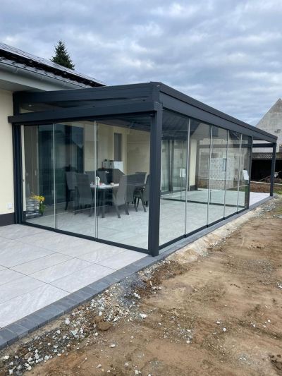 Überdachter Glasbereich als komfortable Terrassenerweiterung