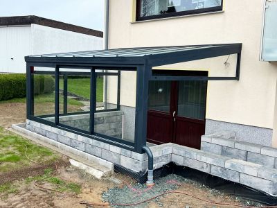 Sommergarten mit Aluminiumprofilen in anthrazit