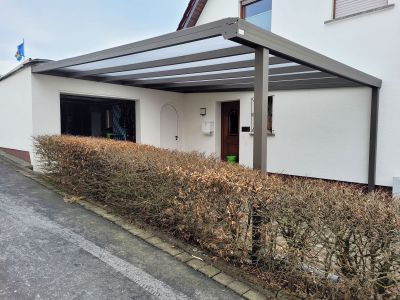 Überdachung schützt Terrasse vor Regen und Wind