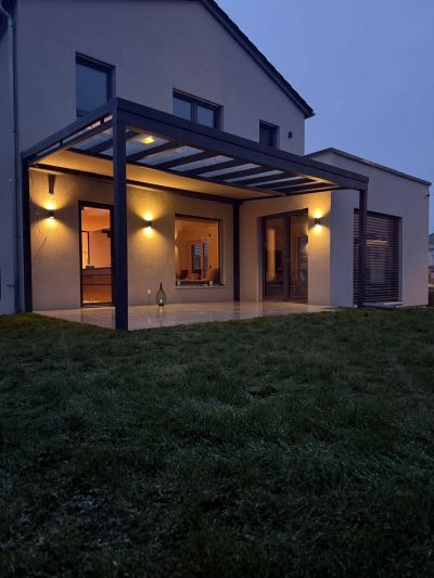 Überdachung mit klarer Dacheindeckung und stabiler Statik