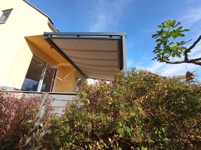 Aluminium-Überdachung mit Unterglasmarkise ausgefahren