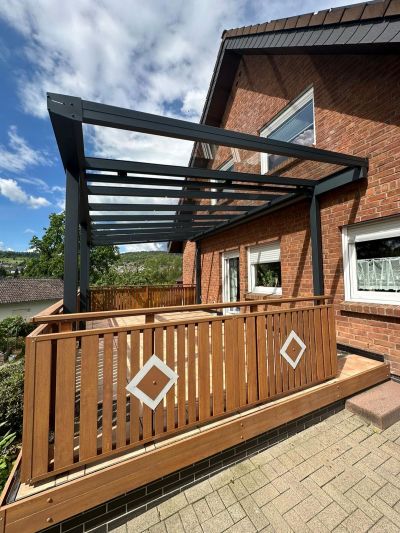 Terrassenüberdachung mit stabilen Pfosten und Aluminiumrahmen