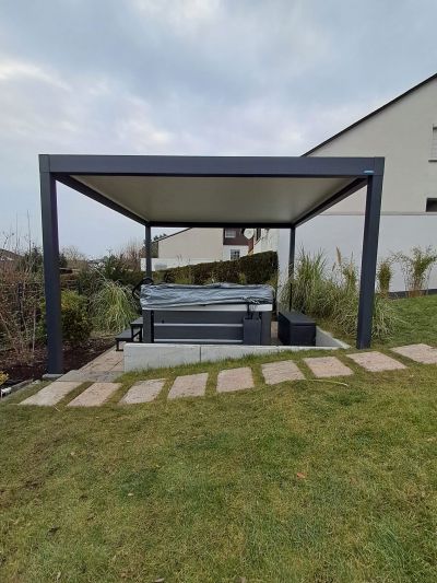 Terrassenüberdachung schützt Sitzbereich vor Regen