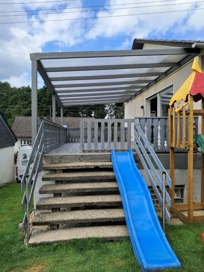 Überdachung mit Polycarbonat als langlebiger Wetterschutz