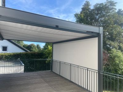 Terrassenüberdachung mit seitlichem Sichtschutz und Markise