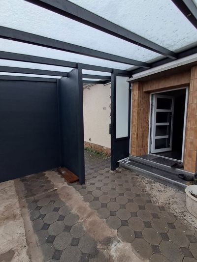 Sommergarten mit seitlichem Screen gegen Sonne und Blicke