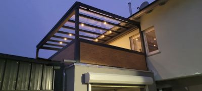 Terrassenüberdachung mit elegantem Rahmen und Glasdach mit LED
