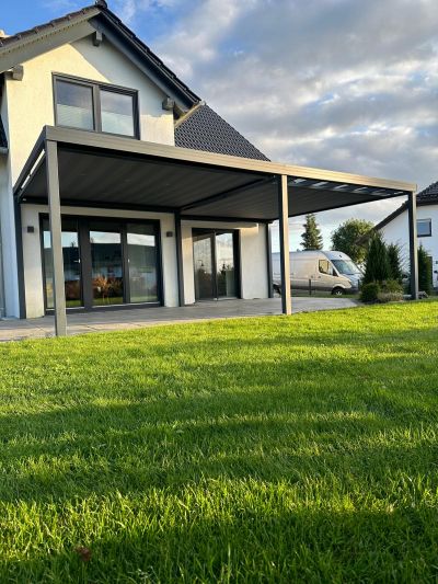 Markise unter Glasdach, ausgefahren für optimalen Sonnenschutz