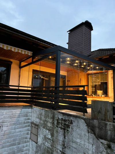 Sommergarten mit LED-Beleuchtung unter dem Dach