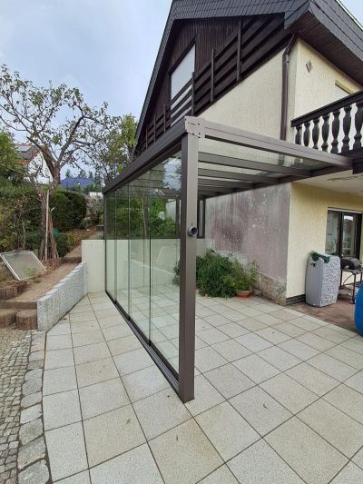 Terrassenraum mit Glasabschluss und freiem Tageslicht