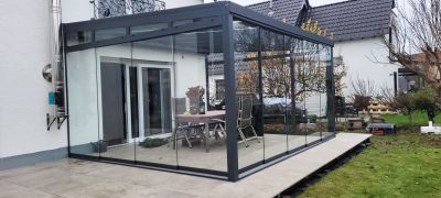 Wettergeschützter Sommergarten für gemütliche Terrassenstunden