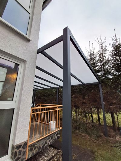Terrassendach mit Polycarbonatplatten als Regenschutz
