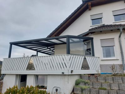 Terrassendach mit Glasscheiben als Wind- und Wetterschutz