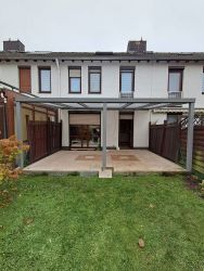 Terrassendach mit Polycarbonat und hellem, weichem Licht