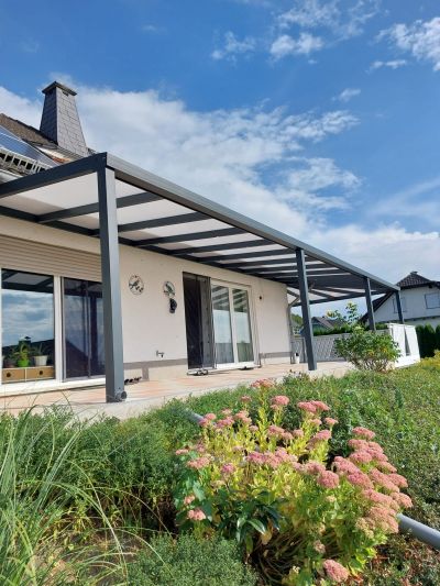 Terrassendach mit Polycarbonatplatten und robustem Rahmen