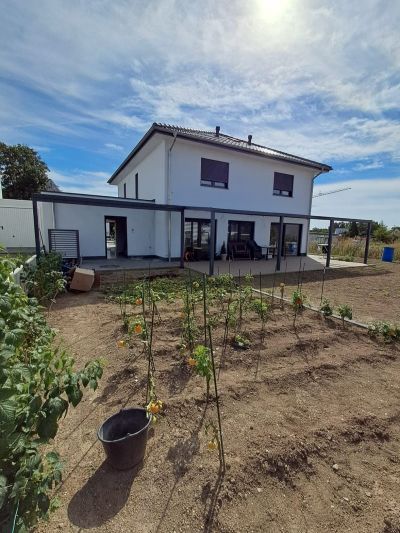 Terrassendach über Terrasse mit Lounge-Möbeln und Tisch