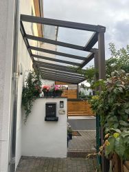 Terrassendach mit klarer Dacheindeckung bei Sonnenschein