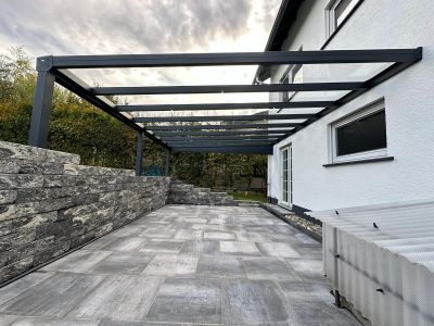 Terrassendach mit seitlichem Sichtschutz und Schutz vor Wind