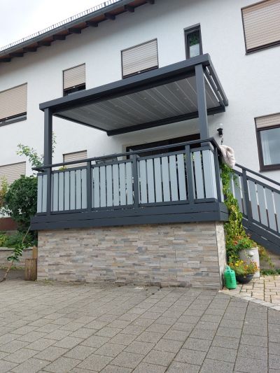 Terrassenüberdachung mit Unterglasmarkise in anthrazit