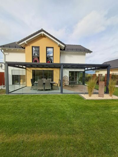 Sommergarten mit Glaswänden und offener Aussicht