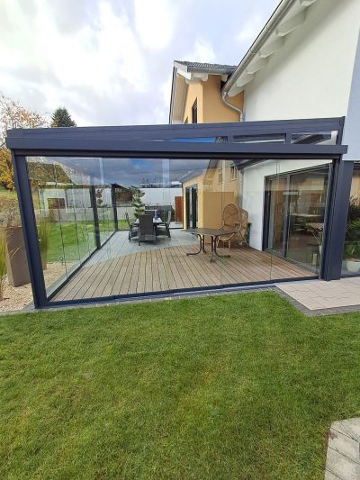 Eleganter Sommergarten mit großzügiger Überdachung