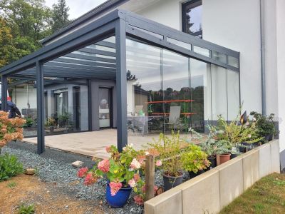 Verglaster Aufenthaltsbereich mit Blick auf den Garten