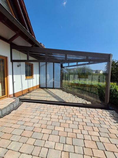 Sommergarten mit klarer Sicht nach draußen und viel Licht