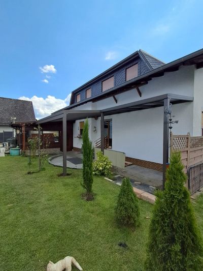 Modernes Terrassendach in anthrazit über Sitzbereich